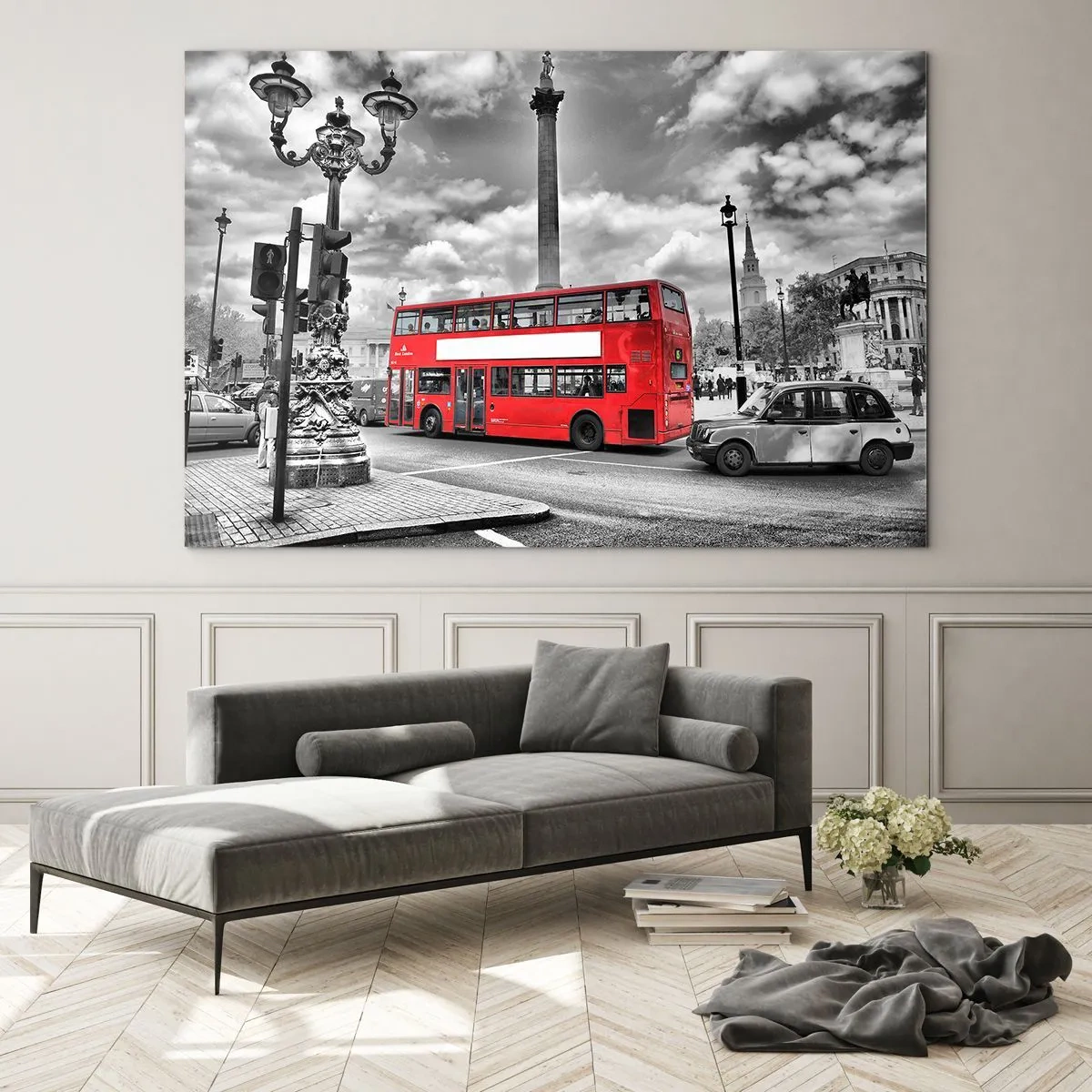 Impression sur verre - Image sur verre - Un bus rouge sur un paysage urbain en noir et blanc - 70x50cm - La vraie circulation sanguine de la ville - Décoration murale moderne pour le salon et la chambre ARTTOR