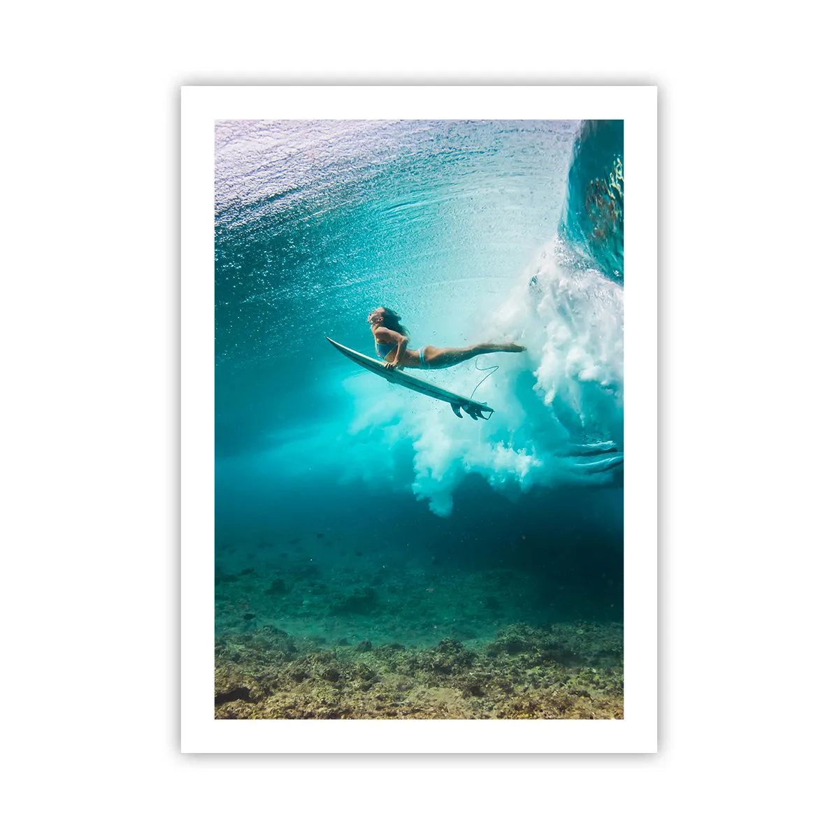 Affiche - Poster - Un surfeur sous l'eau dans une scène dynamique avec des vagues turquoise. - 50x70cm - Monde sous marin - Décoration murale moderne pour le salon et la chambre ARTTOR