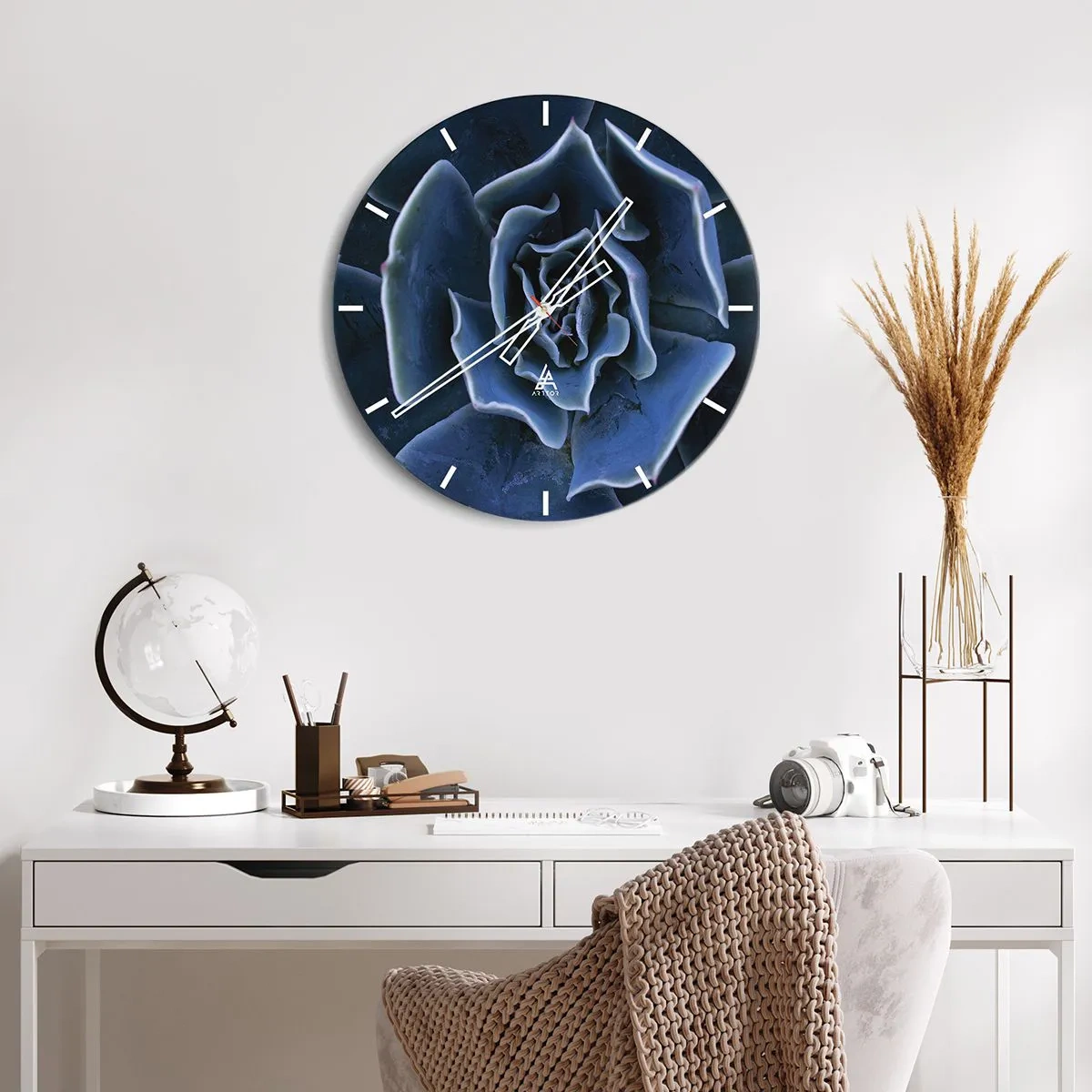 Horloge murale - Pendule murale - Gros plan d'une succulente aux feuilles bleu marine - 30x30cm - Fleur du désert - Décoration murale moderne pour le salon, la cuisine et la chambre ARTTOR