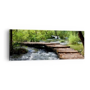 Impression sur toile - Image sur toile - Un pont en bois sur un ruisseau tumultueux entouré par la verdure de la forêt. - 140x50cm - Au-dessus de la cascade mousseuse - Décoration murale moderne pour le salon et la chambre ARTTOR