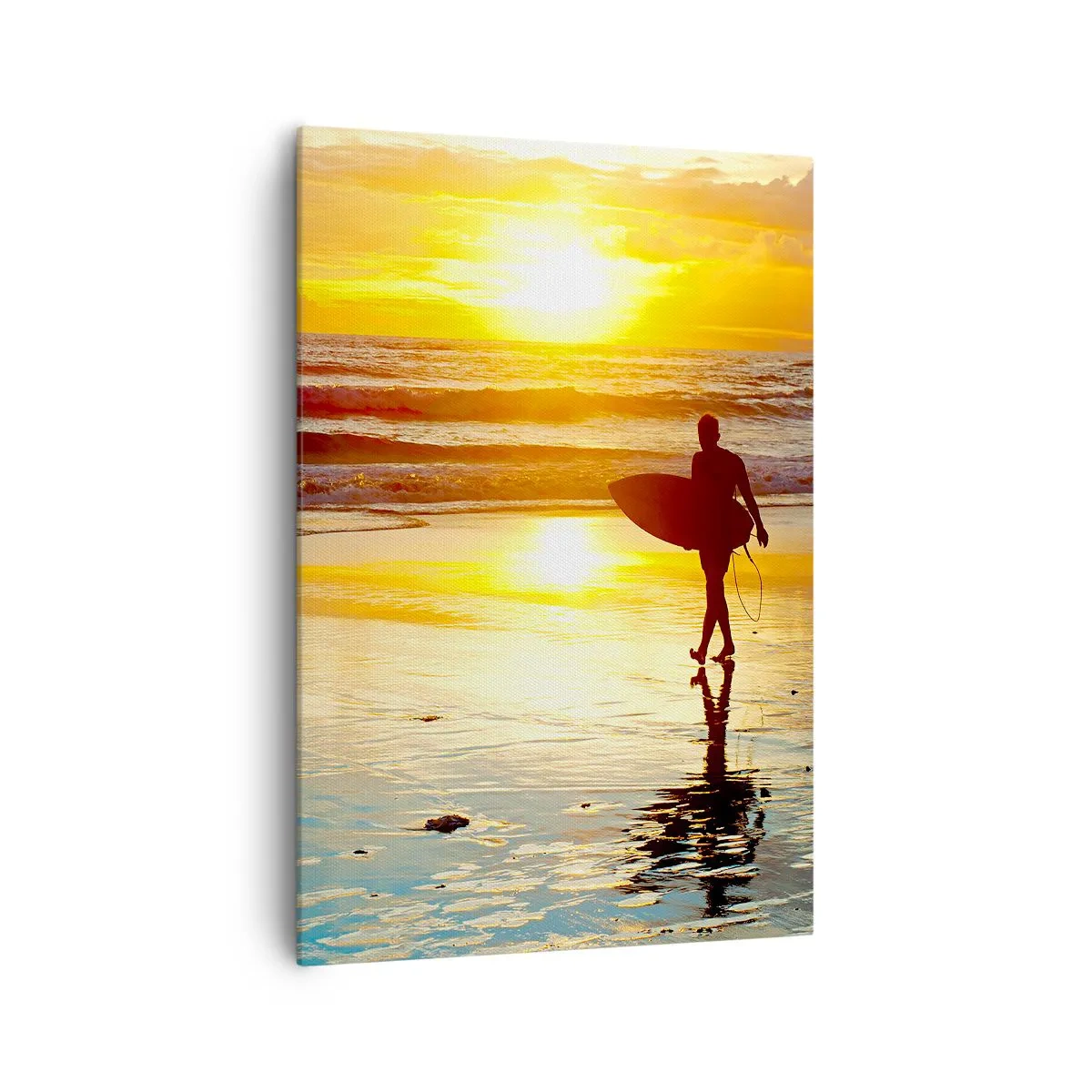 Impression sur toile - Image sur toile - Un surfeur marchant sur la plage au coucher du soleil avec une planche à la main. - 70x100cm - Le retour du guerrier - Décoration murale moderne pour le salon et la chambre ARTTOR