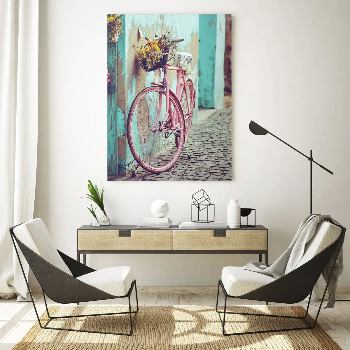 Impression sur verre - Image sur verre - Un vélo rose appuyé contre un mur avec des fleurs dans des paniers, sur un fond pastel. - 50x70cm - Je reviens tout de suite - Décoration murale moderne pour le salon et la chambre ARTTOR