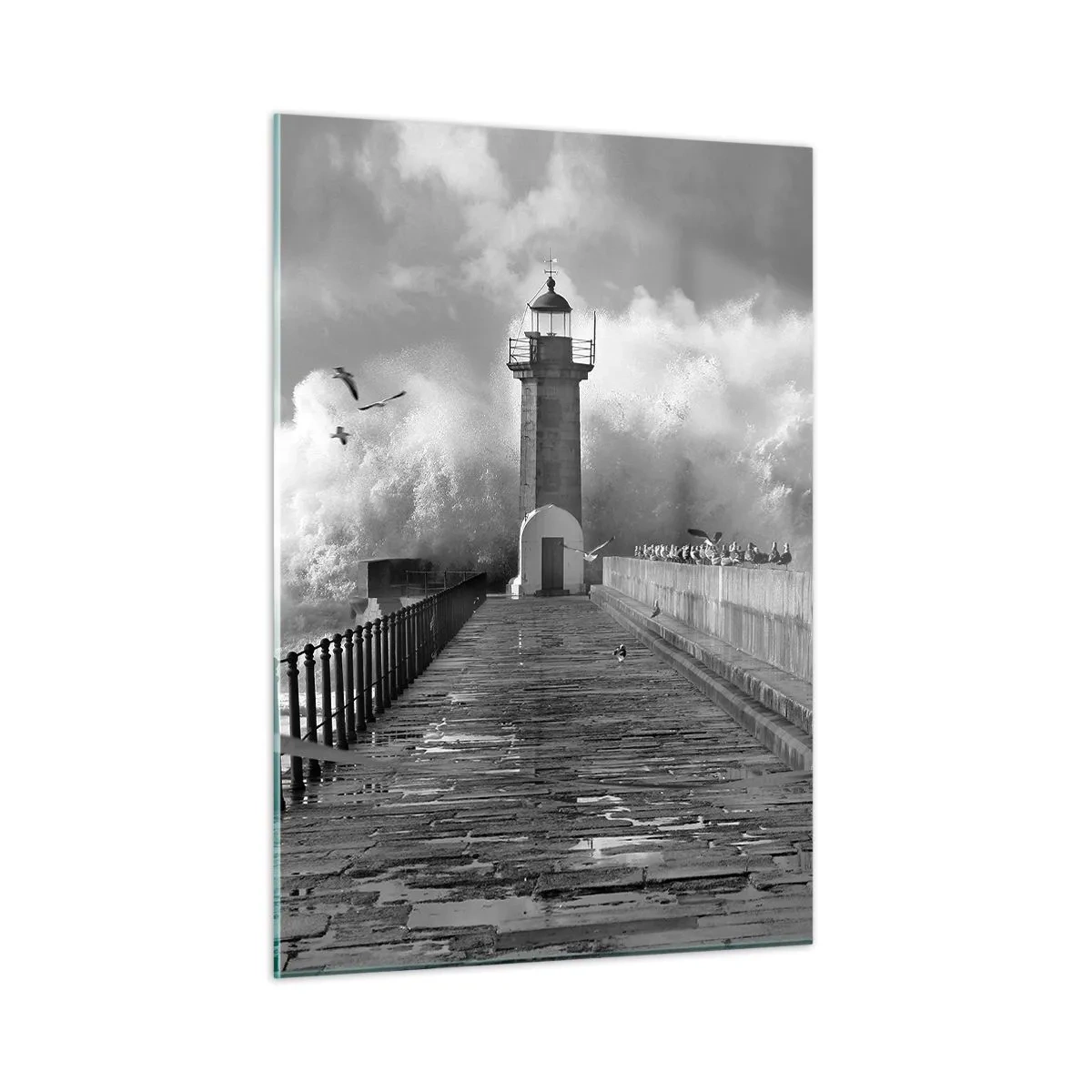 Impression sur verre - Image sur verre - Une photo en noir et blanc d'un phare au milieu de vagues déferlantes. - 50x70cm - Sans peur - Décoration murale moderne pour le salon et la chambre ARTTOR