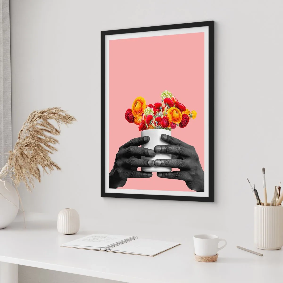Affiche dans un cadre noir - Poster - Mains noires tenant un bouquet de fleurs sur fond rose - 50x70cm - Apothéose de la vie - Décoration murale moderne pour le salon et la chambre ARTTOR