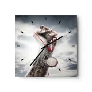 Horloge murale - Pendule murale - Une main levée avec une médaille contre un ciel nuageux - 30x30cm - Per aspera ad astra - Décoration murale moderne pour le salon et la chambre ARTTOR