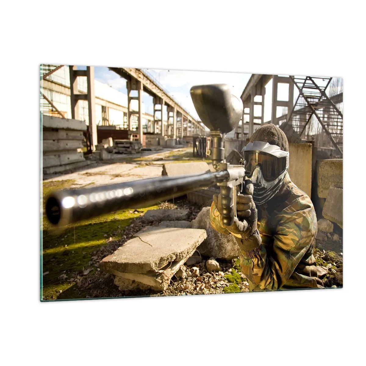 Impression sur verre - Image sur verre - Joueur de paintball en action dans un environnement industriel - 120x80cm - Et vous pouvez devenir un héros - Décoration murale moderne pour le salon et la chambre ARTTOR