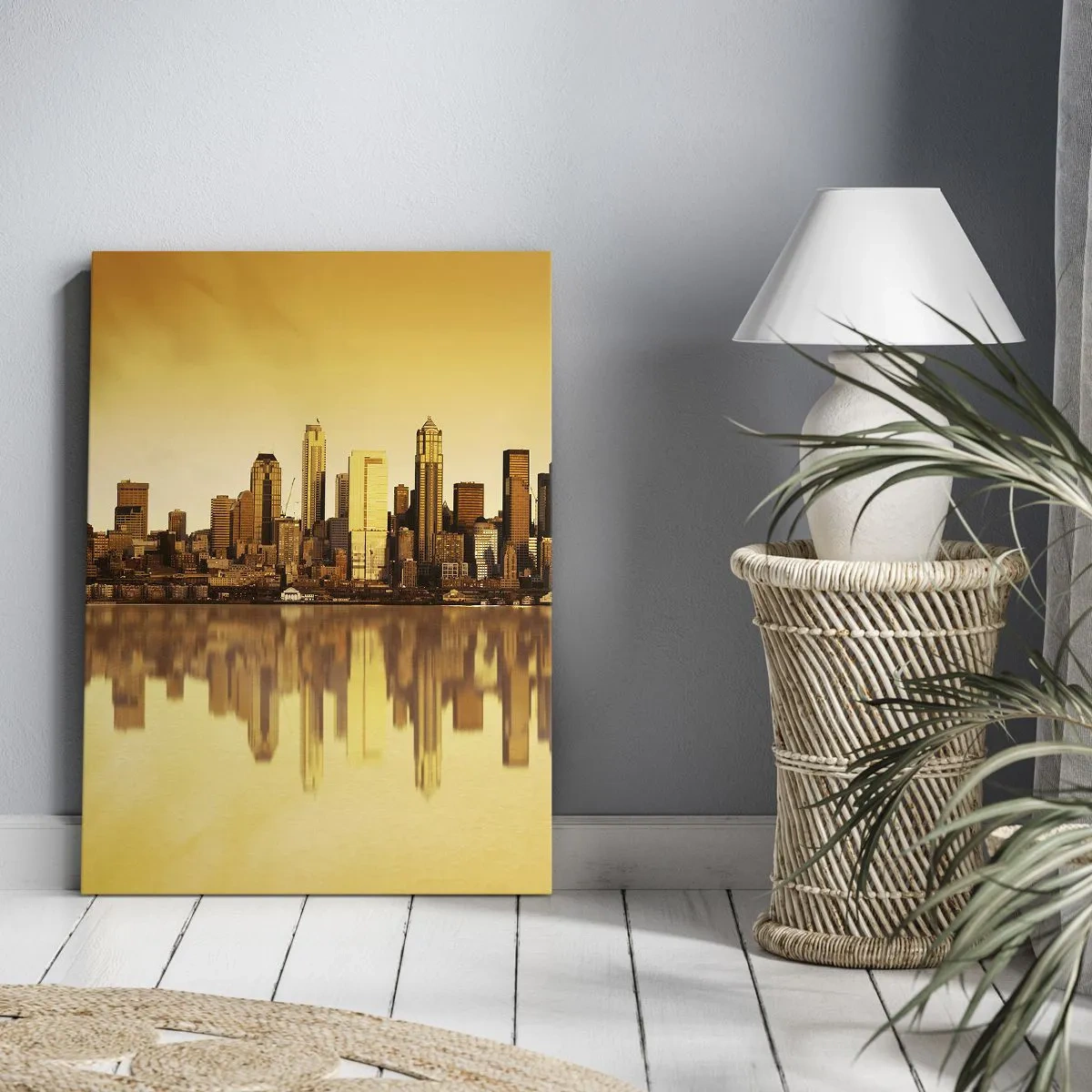 Impression sur toile - Image sur toile - Panorama de la ville reflété dans l'eau au coucher du soleil - 70x100cm - Le silence de la métropole - Décoration murale moderne pour le salon et la chambre ARTTOR