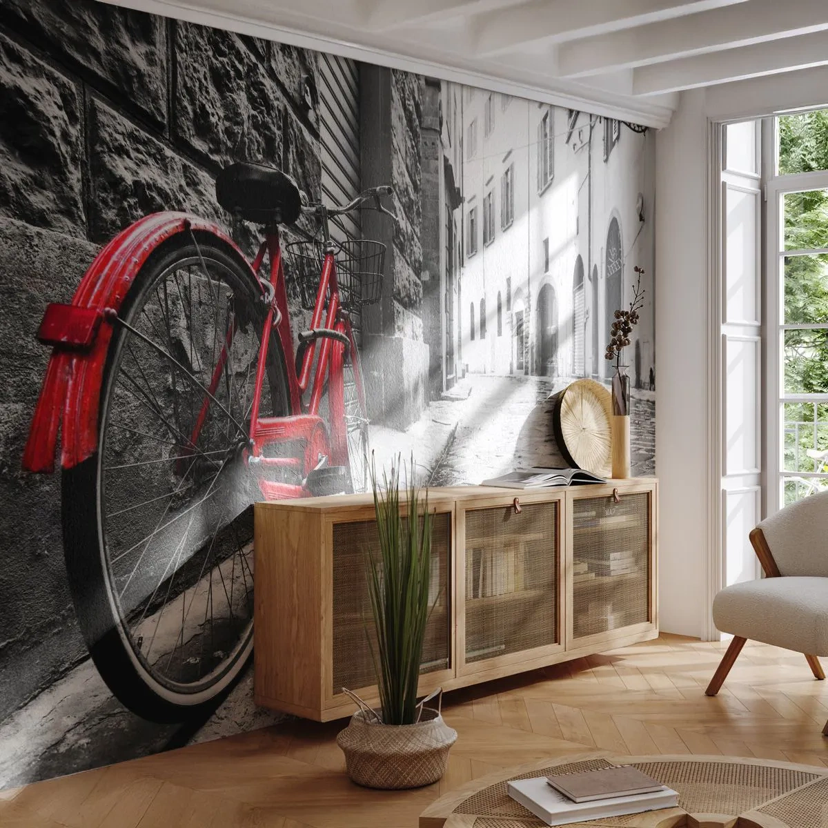 Papier Peint Photo Standard Eco - Un vélo rouge dans une rue pavée de la ville - 100x70cm - La vraie beauté ne vieillit pas - Décoration murale moderne pour le salon et la chambre ARTTOR