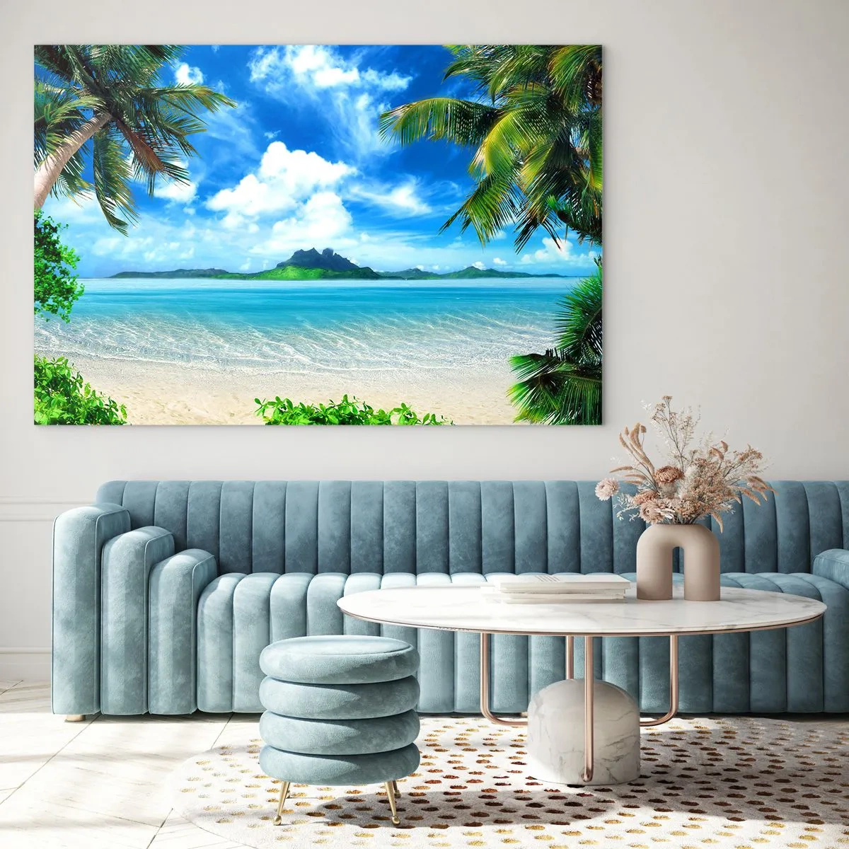 Impression sur verre - Image sur verre - Une plage tropicale avec des palmiers et une vue sur une île montagneuse - 100x70cm - L'azur des tropiques - Décoration murale moderne pour le salon et la chambre ARTTOR