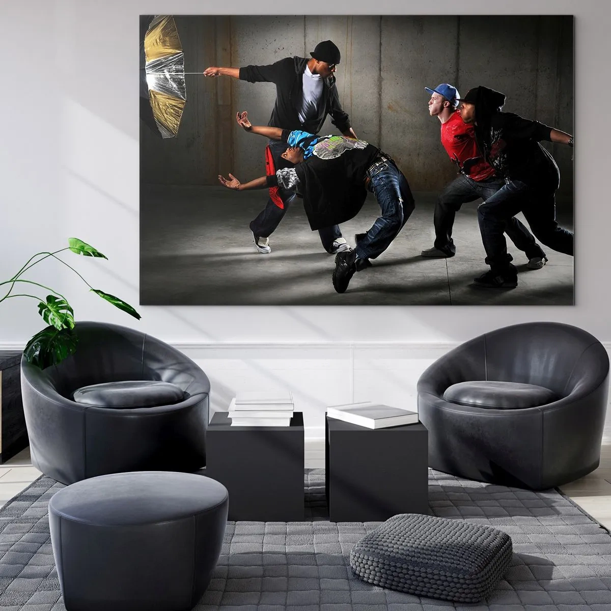 Impression sur verre - Image sur verre - Un groupe de danseurs dans une pose dynamique sur un fond industriel. - 100x70cm - Danser avec le vent de la rue - Décoration murale moderne pour le salon et la chambre ARTTOR