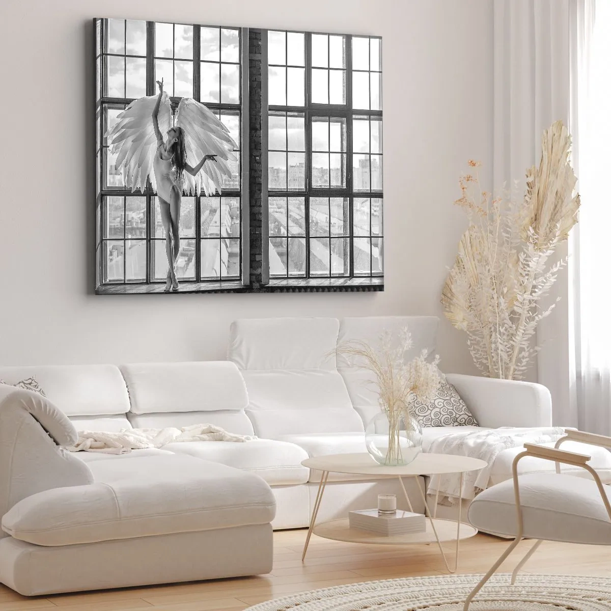 Impression sur toile - Image sur toile - Une femme avec des ailes d'ange sur fond de fenêtre de loft - 120x80cm - La ville des anges? - Décoration murale moderne pour le salon et la chambre ARTTOR