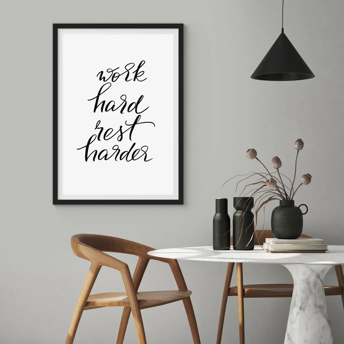 Affiche dans un cadre noir - Poster - Inscription de motivation « Travaillez dur, reposez-vous plus dur » sur fond blanc - 50x70cm - Équilibre de vie - Décoration murale moderne pour le salon et la chambre ARTTOR