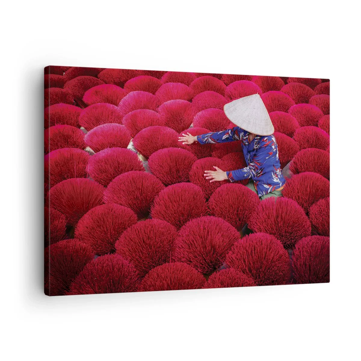Impression sur toile - Image sur toile - Une femme portant un chapeau traditionnel parmi des bâtons d'encens rouges - 70x50cm - Dans un champ de riz - Décoration murale moderne pour le salon et la chambre ARTTOR