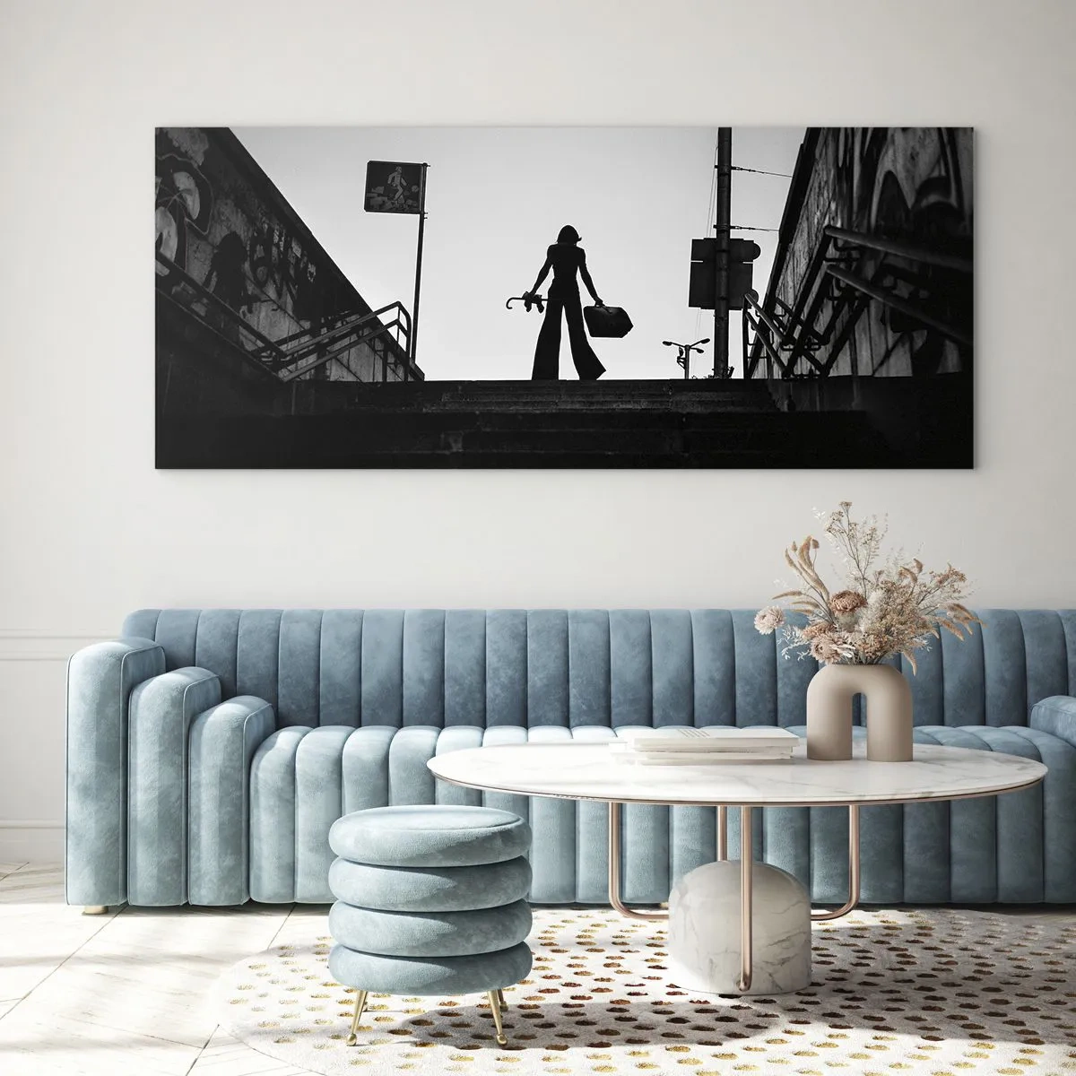 Impression sur verre - Image sur verre - Une figure de femme dans les escaliers en noir et blanc avec une atmosphère dynamique - 140x50cm - Pèlerinage urbain - Décoration murale moderne pour le salon et la chambre ARTTOR