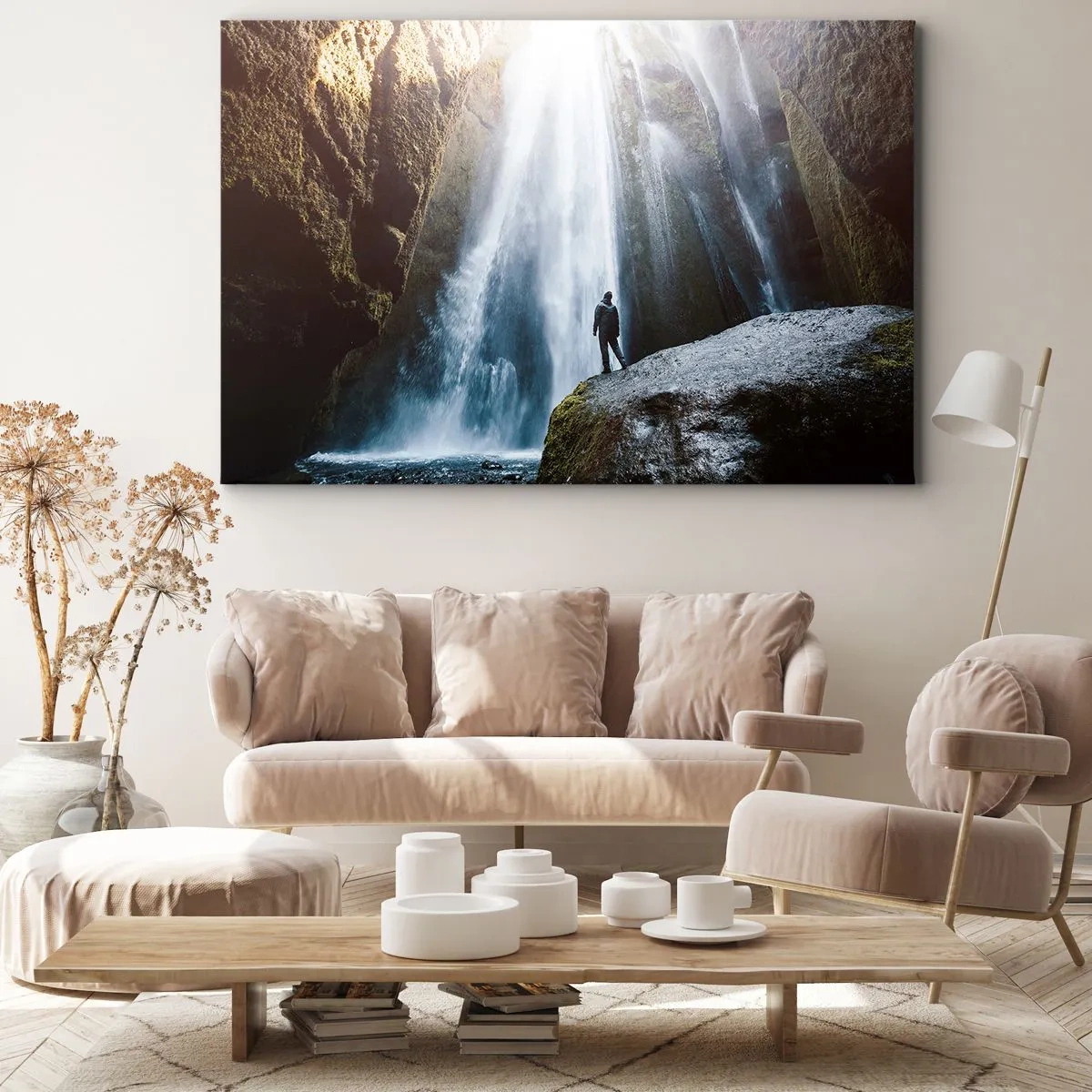 Impression sur toile - Image sur toile - Une silhouette sur fond de cascade majestueuse dans une gorge rocheuse - 120x80cm - Restauration des proportions - Décoration murale moderne pour le salon et la chambre ARTTOR
