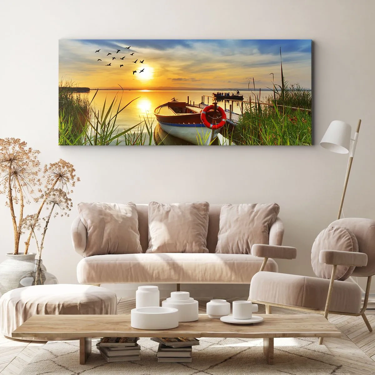 Impression sur toile - Image sur toile - Un bateau sur la rive d'un lac au coucher du soleil - 120x50cm - Les cormorans s'envolent déjà - Décoration murale moderne pour le salon et la chambre ARTTOR