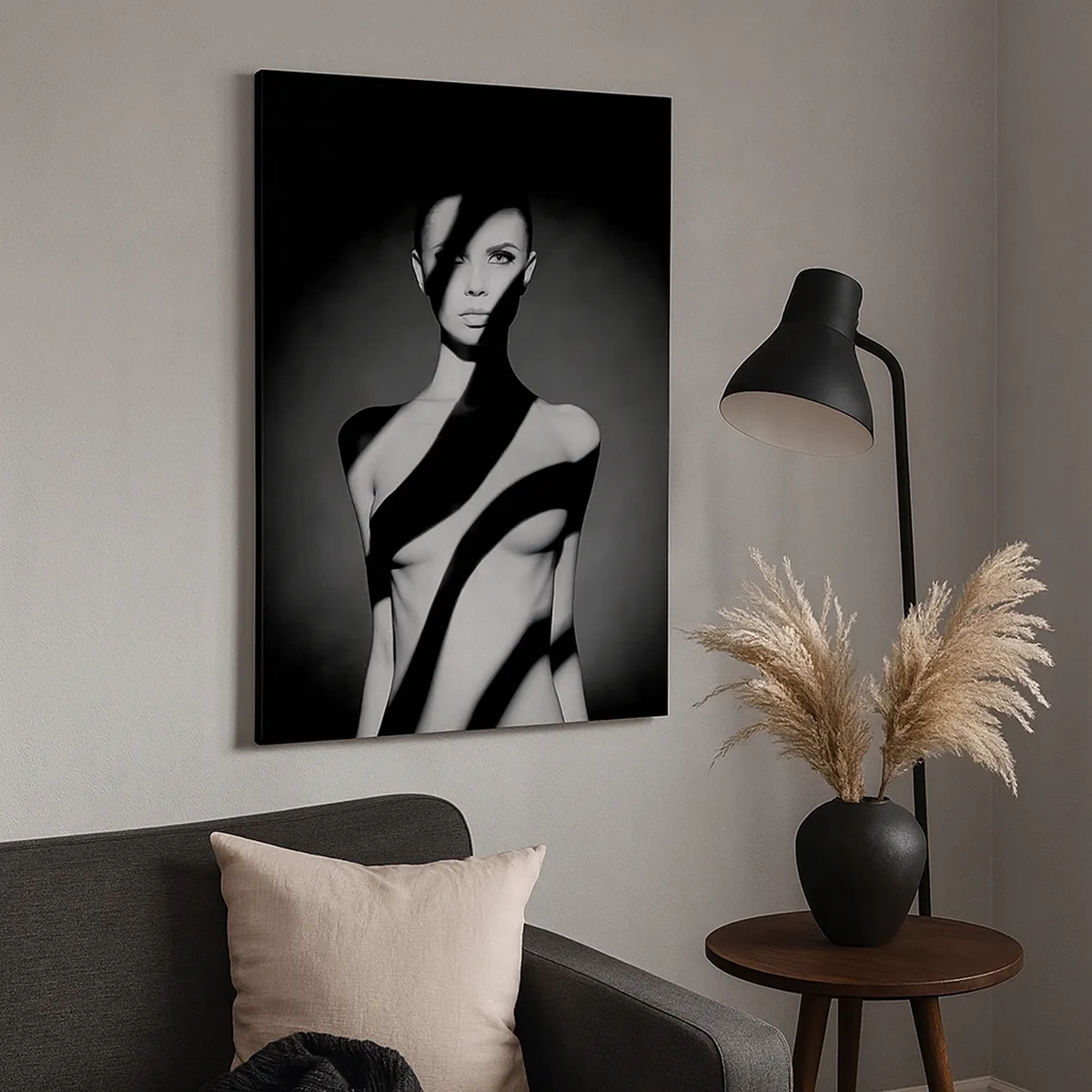 Impression sur toile - Image sur toile - Portrait noir et blanc d'une femme dans l'ombre et la lumière - 50x70cm - Dans la brillance et l'ombre - Décoration murale moderne pour le salon et la chambre ARTTOR