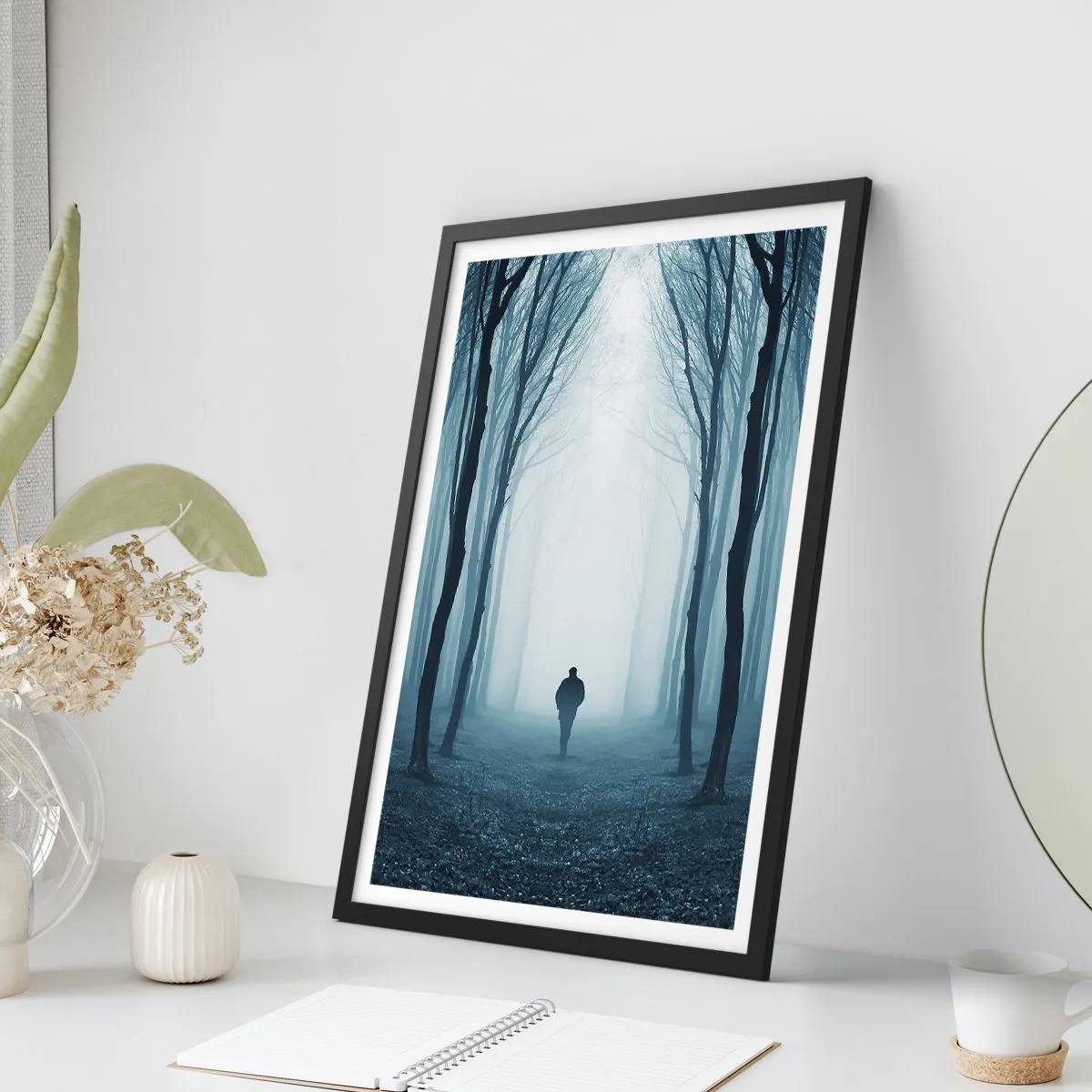 Affiche dans un cadre noir - Poster - Un homme dans une forêt brumeuse, entouré d'arbres - 50x70cm - Tout est simple et clair - Décoration murale moderne pour le salon et la chambre ARTTOR
