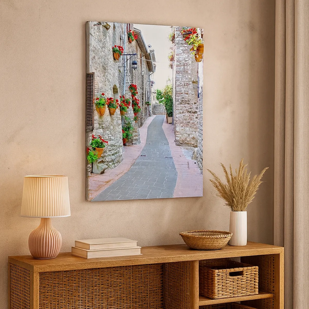 Impression sur toile - Image sur toile - Une rue étroite avec des bâtiments en pierre décorés de pots de fleurs - 50x70cm - Ambiance italienne - Décoration murale moderne pour le salon et la chambre ARTTOR