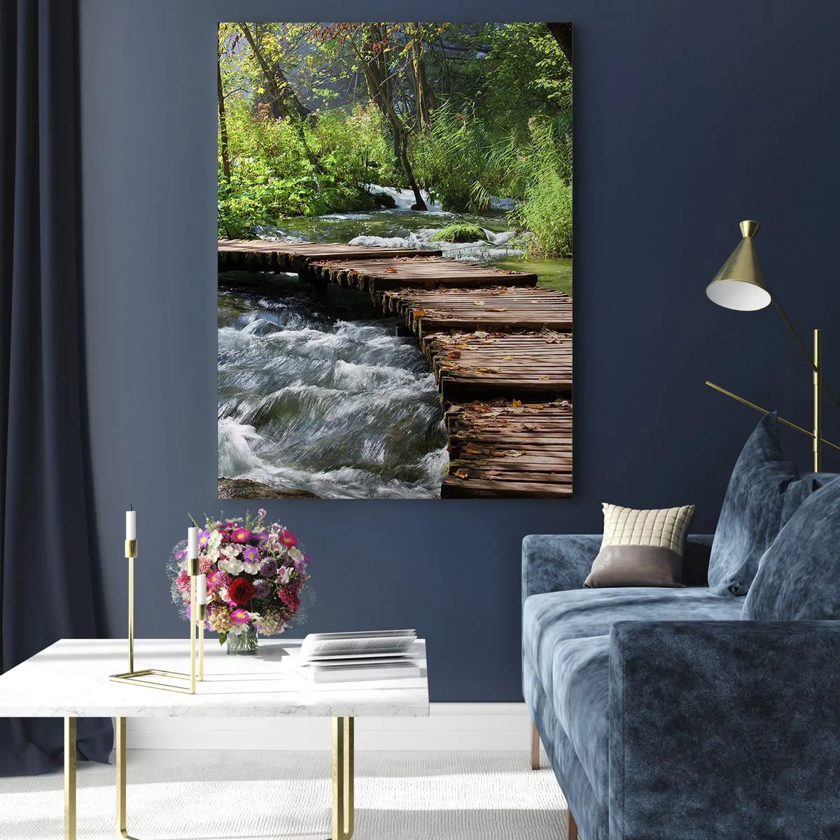 Impression sur verre - Image sur verre - Un pont en bois sur un ruisseau tumultueux entouré par la verdure de la forêt. - 80x120cm - Au-dessus de la cascade mousseuse - Décoration murale moderne pour le salon et la chambre ARTTOR