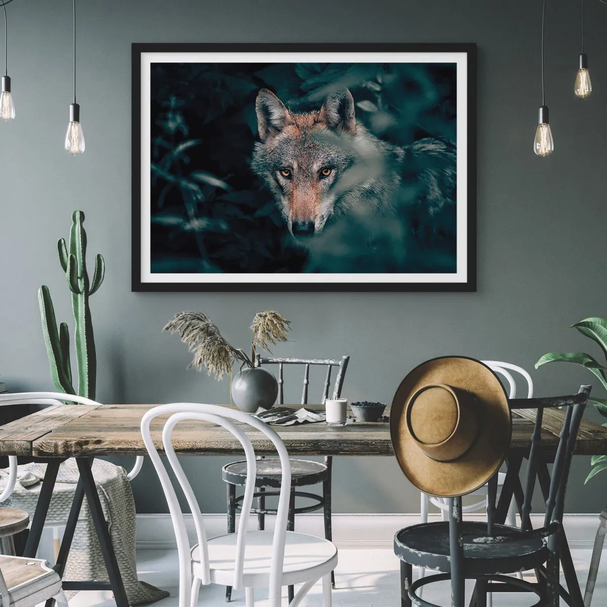 Affiche dans un cadre noir - Poster - Un loup dans son environnement naturel, regardant depuis les profondeurs de la forêt. - 70x50cm - Chasseur - Décoration murale moderne pour le salon et la chambre ARTTOR