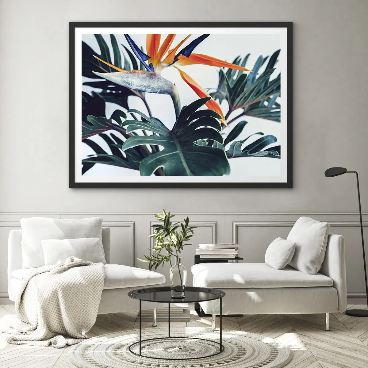 Affiche dans un cadre noir - Poster - Fleur de Strelitzia entourée de feuilles sous une lumière vive - 70x50cm - Le buisson oiseaux - Décoration murale moderne pour le salon et la chambre ARTTOR