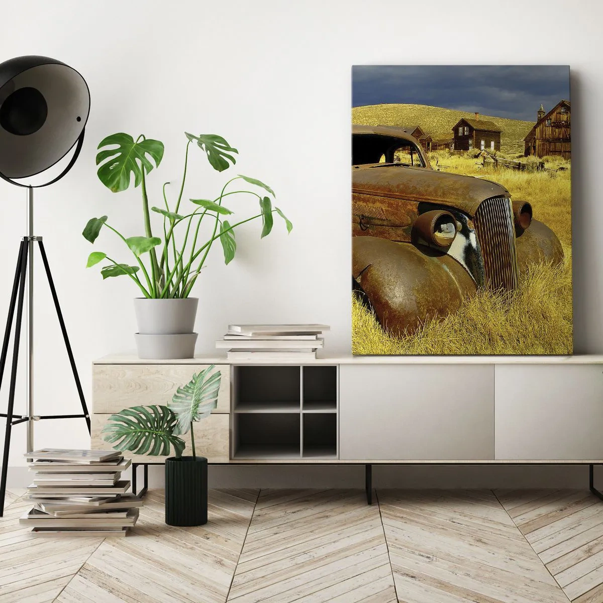Impression sur toile - Image sur toile - Une vieille voiture rouillée sur fond de cabanes en bois abandonnées - 50x70cm - Repos bien mérité - Décoration murale moderne pour le salon et la chambre ARTTOR