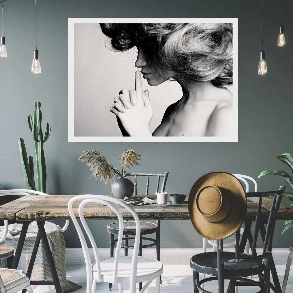 Affiche - Poster - Profil noir et blanc d'une femme faisant un geste de silence - 100x70cm - A l'écoute d'elle-même - Décoration murale moderne pour le salon et la chambre ARTTOR