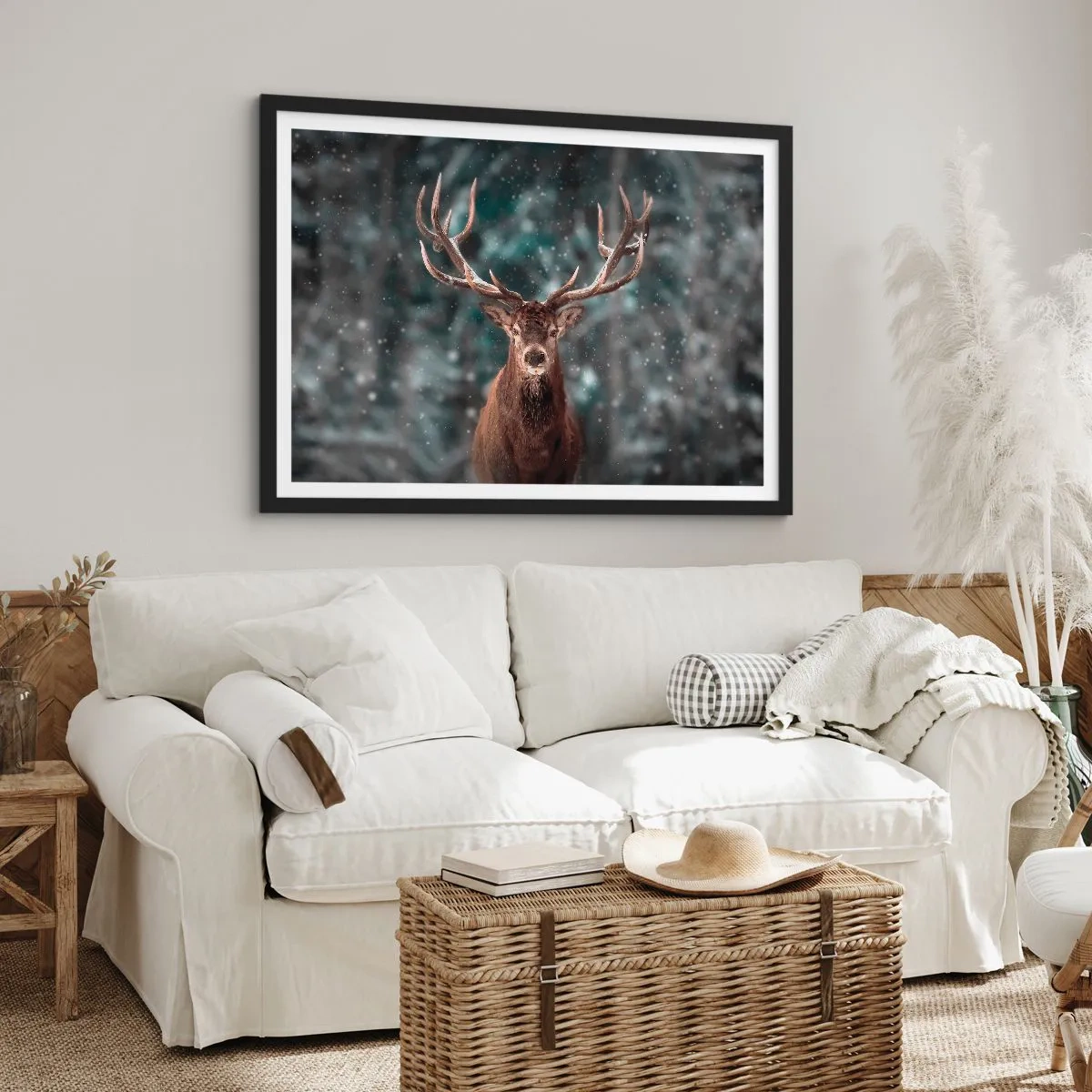 Affiche dans un cadre noir - Poster - Cerf dans une forêt d'hiver avec de la neige qui tombe - 70x50cm - Roi de la forêt couronné - Décoration murale moderne pour le salon et la chambre ARTTOR