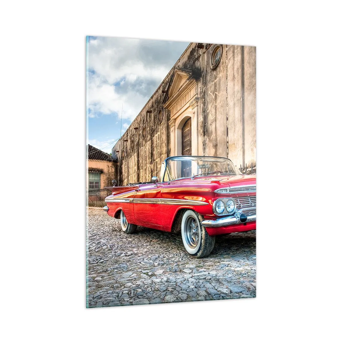 Impression sur verre - Image sur verre - Une décapotable rouge classique dans une rue pavée dans un décor rétro - 50x70cm - Émotions cubaines - Décoration murale moderne pour le salon et la chambre ARTTOR