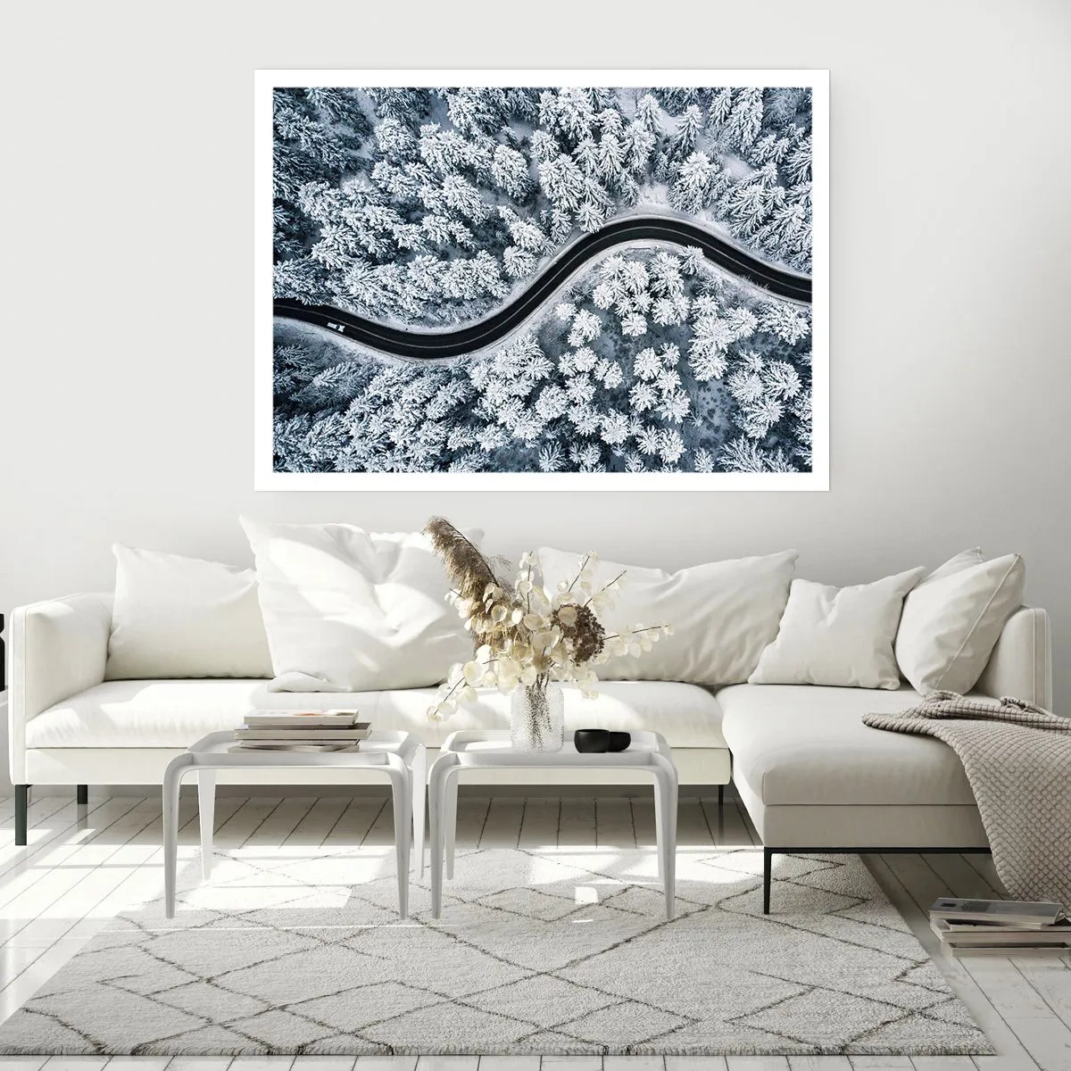 Affiche - Poster - Vue aérienne d'une route sinueuse dans une forêt hivernale - 100x70cm - À travers une forêt d'hiver - Décoration murale moderne pour le salon et la chambre ARTTOR