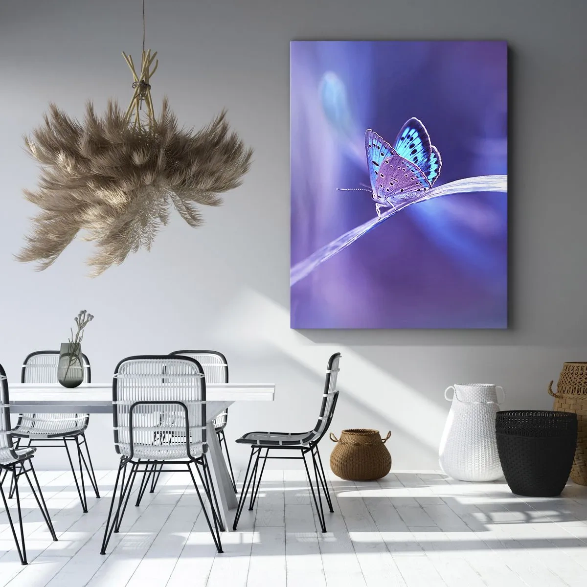 Impression sur toile - Image sur toile - Un délicat papillon bleu sur une tige dans une lumière violette - 50x70cm - Un joyau de la nature - Décoration murale moderne pour le salon et la chambre ARTTOR
