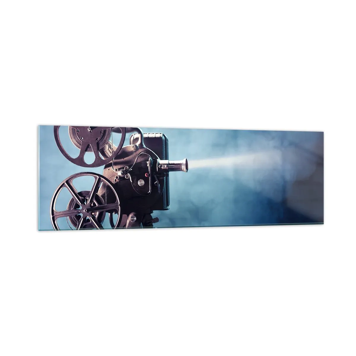 Impression sur verre - Image sur verre - Un vieux projecteur de cinéma projetant de la lumière sur un fond bleu - 160x50cm - Dans un vieux cinéma - Décoration murale moderne pour le salon et la chambre ARTTOR