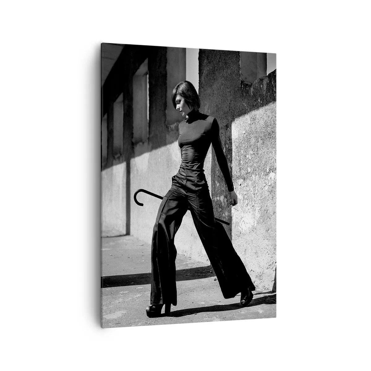 Impression sur toile - Image sur toile - Femme élégante dans un environnement industriel - 70x100cm - Élégance urbaine - Décoration murale moderne pour le salon et la chambre ARTTOR
