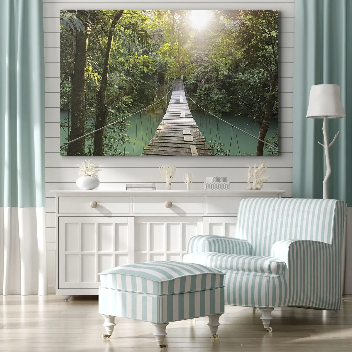 Impression sur toile - Image sur toile - Un pont suspendu dans une forêt tropicale illuminée par la lumière du soleil. - 120x80cm - De l'eau azur à la forêt azur - Décoration murale moderne pour le salon et la chambre ARTTOR