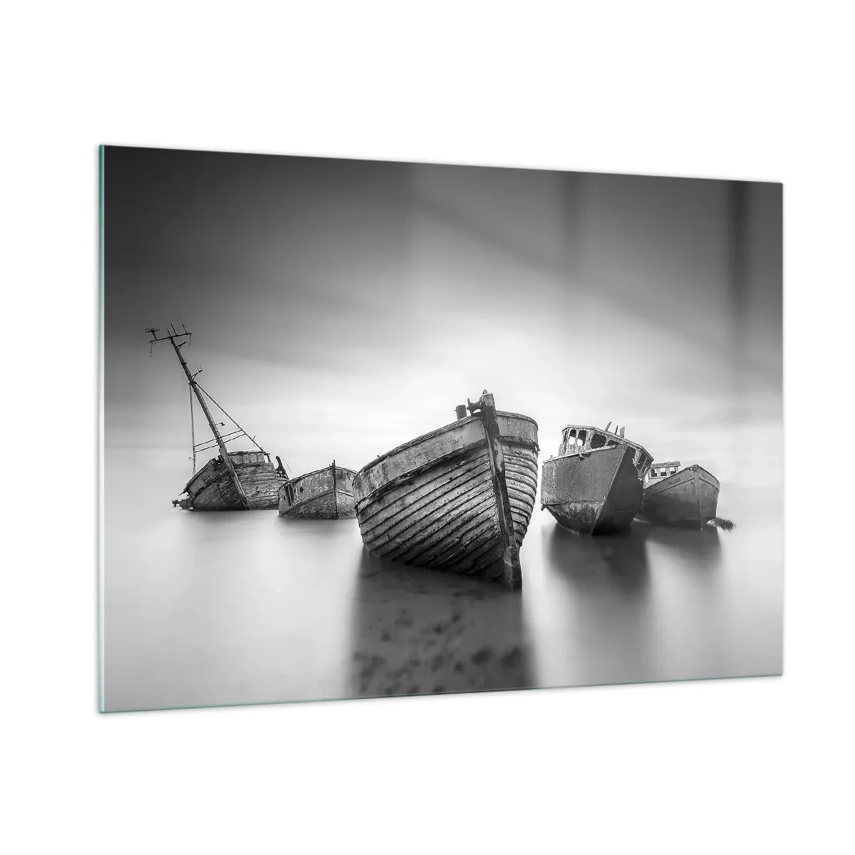 Impression sur verre - Image sur verre - Bateaux abandonnés sur une eau calme en noir et blanc - 100x70cm - Cùest déjà un souvenir... - Décoration murale moderne pour le salon et la chambre ARTTOR