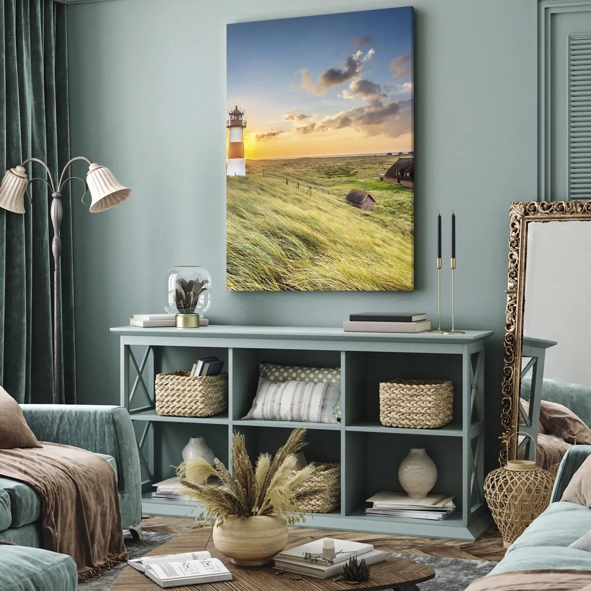 Impression sur toile - Image sur toile - Un phare avec des prairies et des maisons au soleil en arrière-plan - 50x70cm - Entre les vagues - Décoration murale moderne pour le salon et la chambre ARTTOR