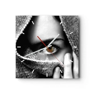 Horloge murale - Pendule murale - Portrait d'une femme à l'oeil ambré recouvert d'un tissu aux tons gris. - 30x30cm - Apprenez le secret - Décoration murale moderne pour le salon et la chambre ARTTOR
