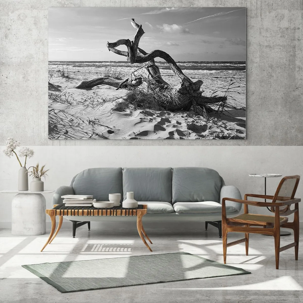 Impression sur verre - Image sur verre - Un paysage en noir et blanc avec une branche tombée sur une plage en bord de mer. - 100x70cm - Sculpture marine - Décoration murale moderne pour le salon et la chambre ARTTOR