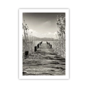 Affiche - Poster - Un pont en bois parmi les roseaux au-dessus d'un lac aux tons sépia - 50x70cm - Dans le calme de l'herbe - Décoration murale moderne pour le salon et la chambre ARTTOR