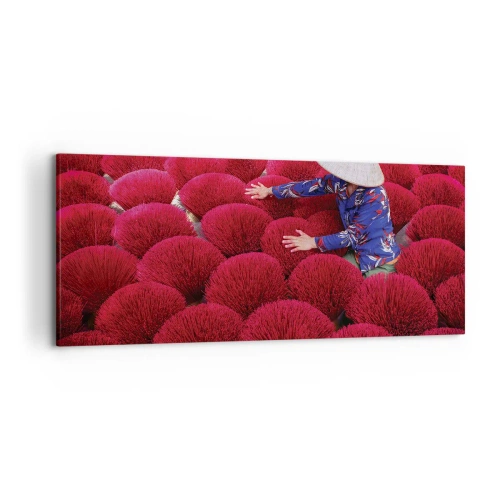 Impression sur toile - Image sur toile - Une femme portant un chapeau traditionnel parmi des bâtons d'encens rouges - 120x50cm - Dans un champ de riz - Décoration murale moderne pour le salon et la chambre ARTTOR