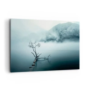 Impression sur toile - Image sur toile - Un arbre solitaire dans l'eau entouré de brouillard et de montagnes - 100x70cm - D'eau et de brouillard - Décoration murale moderne pour le salon et la chambre ARTTOR