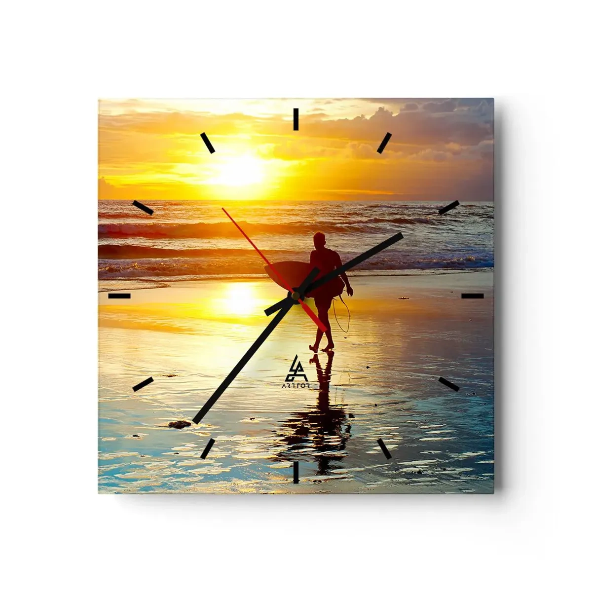Horloge murale - Pendule murale - Un surfeur marchant sur la plage au coucher du soleil avec une planche à la main. - 30x30cm - Le retour du guerrier - Décoration murale moderne pour le salon et la chambre ARTTOR