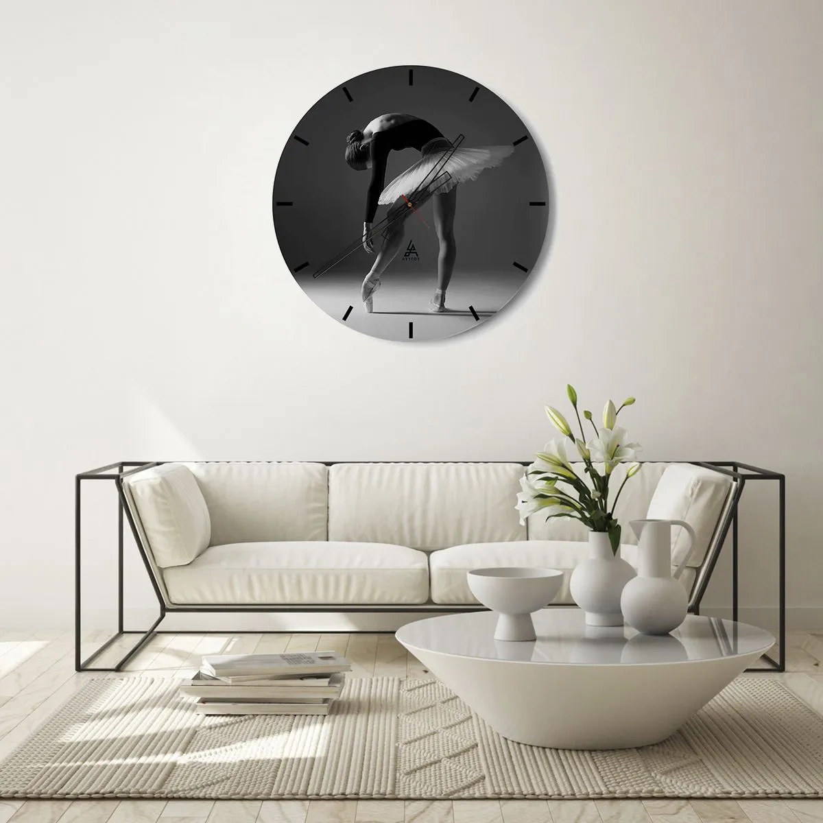 Horloge murale - Pendule murale - Ballerine noire et blanche dans une pose de danse classique - 30x30cm - Belle ballerine - Décoration murale moderne pour le salon, la cuisine et la chambre ARTTOR