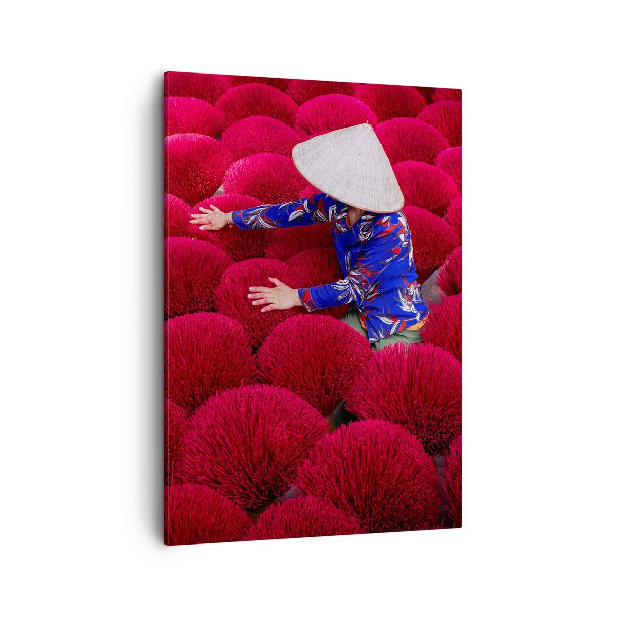 Impression sur toile - Image sur toile - Une femme portant un chapeau traditionnel parmi des bâtons d'encens rouges - 50x70cm - Dans un champ de riz - Décoration murale moderne pour le salon et la chambre ARTTOR