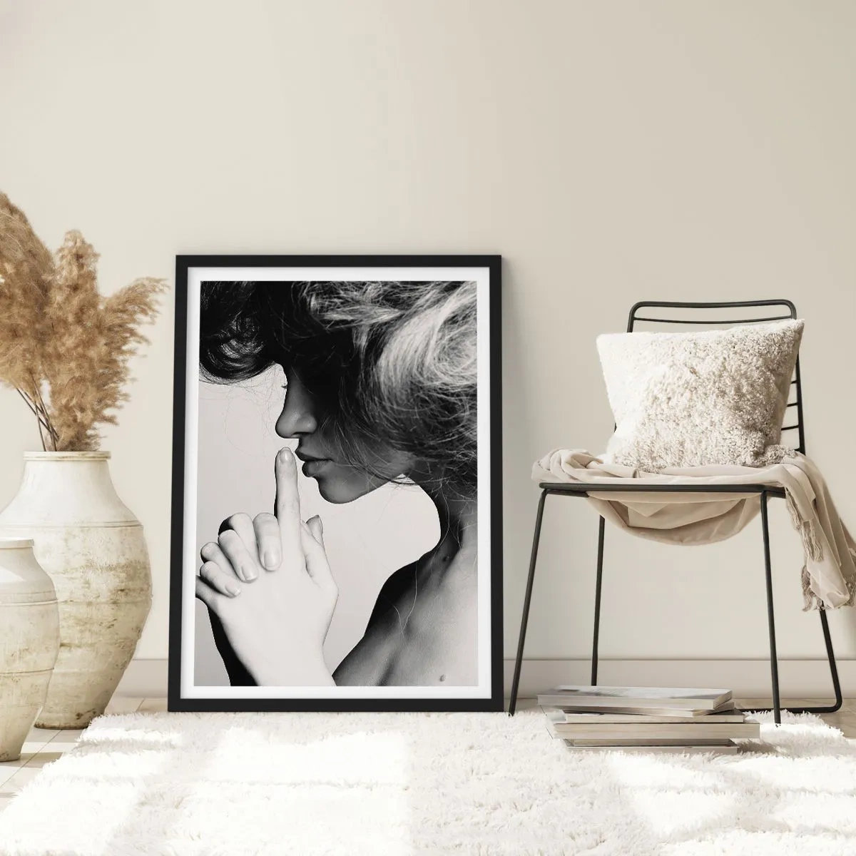 Affiche dans un cadre noir - Poster - A l'écoute d'elle-même - 70x100 cm