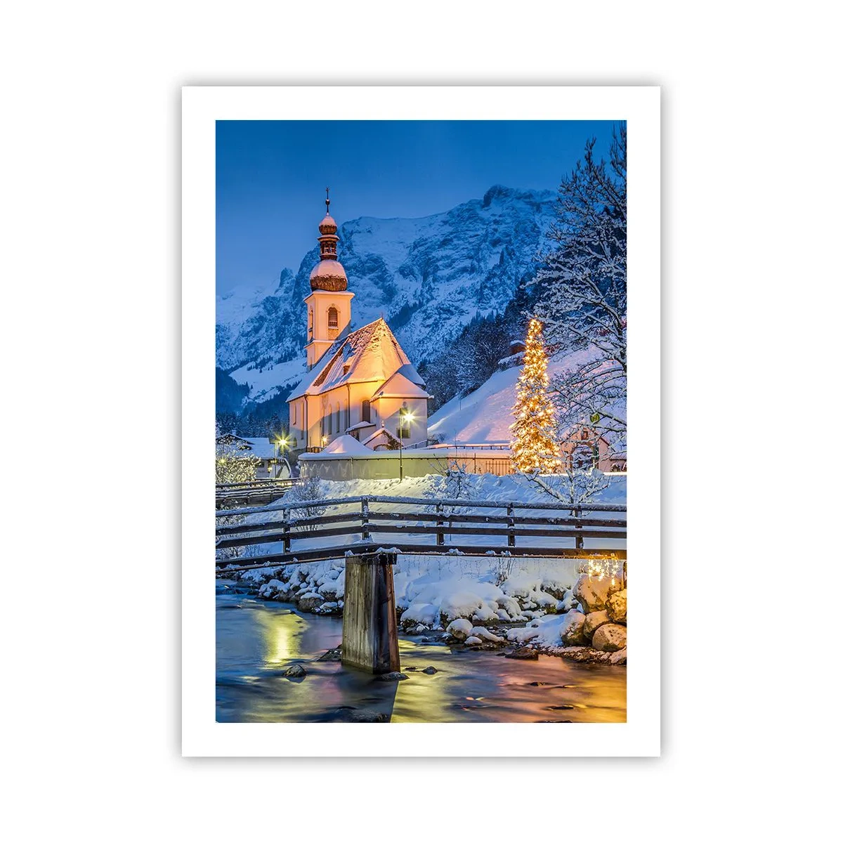 Affiche - Poster - Une église dans un décor hivernal avec un sapin de Noël et des lumières de Noël - 50x70cm - L'âme du monde - Décoration murale moderne pour le salon et la chambre ARTTOR