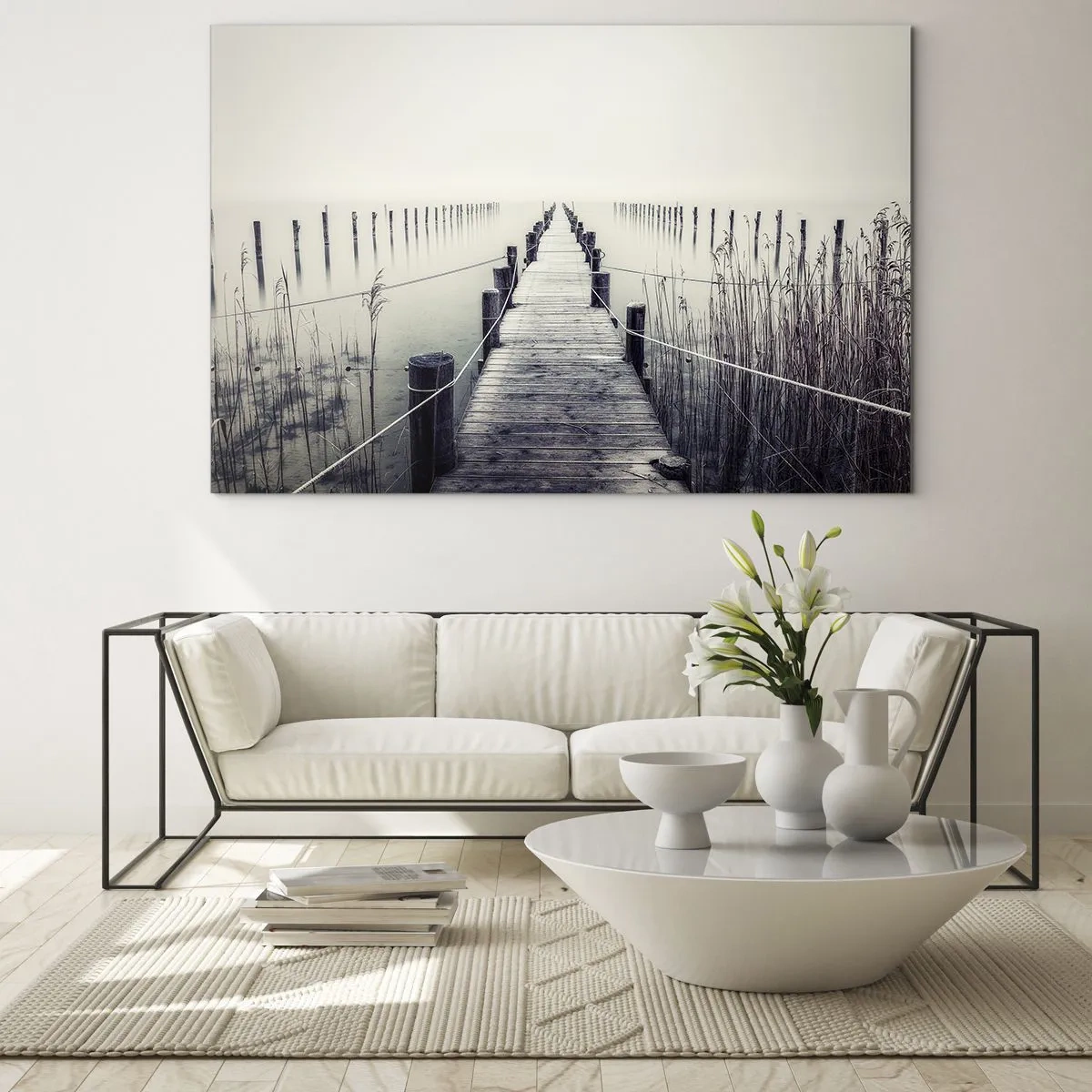 Impression sur verre - Image sur verre - Un pont en bois mène aux profondeurs d'un lac calme dans le brouillard. - 70x50cm - Plongez dans la paix - Décoration murale moderne pour le salon et la chambre ARTTOR