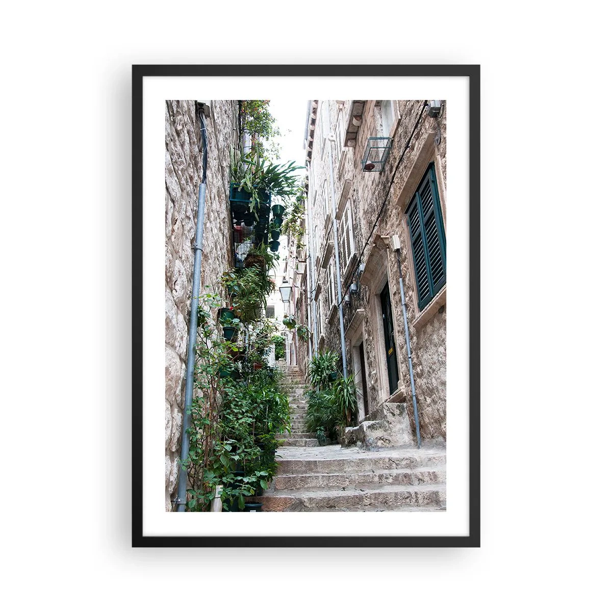 Affiche dans un cadre noir - Poster - Une rue en pierre avec une végétation luxuriante et des escaliers - 50x70cm - Charme de la vieille ville - Décoration murale moderne pour le salon et la chambre ARTTOR