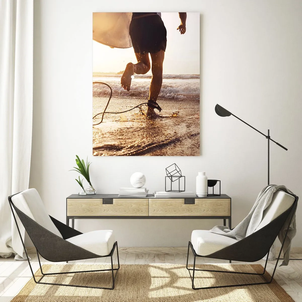 Impression sur verre - Image sur verre - Un surfeur court le long de la plage avec sa planche au soleil. - 80x120cm - A la rencontre des vagues - Décoration murale moderne pour le salon et la chambre ARTTOR